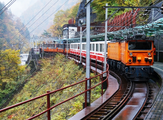 秋の黒部峡谷トロッコ列車